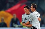 Niemcy – Turcja 3:0. Wygwizdywany Mesut Oezil (z lewej) strzelił gola, Miroslav Klose – dwa