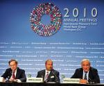 Szczyt Banku Światowego i Międzynarodowego Funduszu Walutowego nie przyniósł żadnych rozwiązań globalnych problemów finansowych, przyd którymi ostrzegali (od lewej) prezes BŚ Robert Zoellick, minister finansów Bahrajnu Ahmed Al Khalifa i szef MFW Dominique Strauss-Kahn