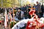 Rodziny ofiar złożyły hołd swoim bliskim, składając kwiaty i zapalając znicze przy symbolicznym kamieniu na miejscu katastrofy