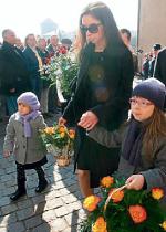 Marta Kaczyńska z rodziną złożyła kwiaty na Wawelu