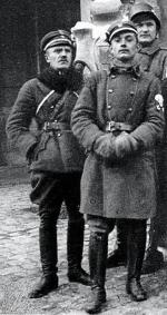 Kpt. Bolesław Zajączkowski (z lewej), dowódca oddziału, który stawił czoło bolszewikom pod Zadwórzem