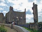 Po XII wieku, najlepszych czasach w dziejach Poitou, zostały między innymi ruiny potężnego zamku 