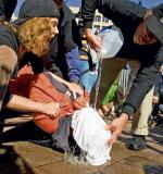 Tak wygląda tortura podtapiania (waterboarding), odtwarzana przez protestujących przed Departamentem Stanu USA