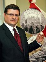 Centrum Pieniądza będzie nosić imię śp. prezesa NBP  Sławomira Skrzypka (na zdjęciu w 2008 r. podczas prezentacji monet upamiętniających 40. rocznicę Marca ’68) 