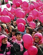 W Marszu Różowej Wstążki każdego roku udział bierze coraz więcej osób