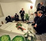 Przed audiencją  u papieża prezydent  z małżonką uczestniczyli  w mszy przy grobie  Jana Pawła II   