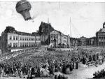 19 września 1783 roku Montgolfierowie wypuścili w Wersalu balon, po raz pierwszy z pasażerami w koszu: kaczką, kogutem i baranem