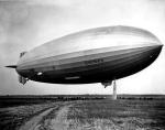 W budowie sterowców (zwanych zeppelinami) przodowali Niemcy.  Oto „Hindenburg” z lat 30. XX wieku