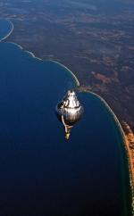 Miliarder z USA Steve Fosset samotnie okrążył Ziemię balonem (2002)
