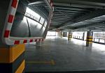 Parking przy stacji Wilanowska na 290 miejsc na ostatnim piętrze jest pusty. Jadący Puławską mają już korki  za sobą