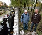 Mieszkańcy ul. Nerudy protestują przeciwko rozbudowie Cmentarza Wawrzyszewskiego. Za nimi nowy płot nekropolii