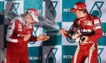 Fernando Alonso (z prawej, obok inżynier z Ferrari) zwyciężył w tym sezonie już piąty raz