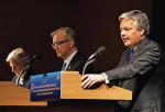 Przemawia Didier Reynders, belgijski minister finansów, Jean-Claude Trichet, szef Europejskiego Banku Centralnego (z lewej)