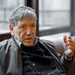 Amos Oz pisze prozę („Fima”), reportaże („Na ziemi Izraela”) i eseje („Opowieść się rozpoczyna”)