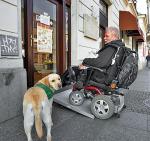 Dzięki rampom osoby na wózkach bez kłopotu wjadą do sklepu