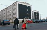 Mieszkańcy osiedla przy Dudziarskiej odbierają stworzone przez grupę artystyczną Zmiana Organizacji Ruchu czarne kwadraty jako napiętnowanie