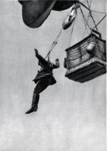Obserwator ratuje się  skokiem  z trafionego przez  myśliwiec  balonu