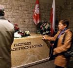 Wiele osób odwiedziło  wczoraj na Wawelu kryptę z sarkofagiem Lecha i Marii Kaczyńskich