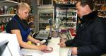 W Kunaszyrze prezydent    Dmitrij      Miedwiediew      wstąpił    do sklepu    i kupił wędzone     ryby