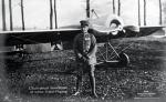 Zdjęcie z podpisem: „Nadporucznik Immelann ze swoim samolotem Fokker”