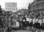 Warszawscy uczniowie witają uczniów szkół powszechnych z Polesia, którzy przyjechali na wycieczkę do stolicy, maj 1936 r. 