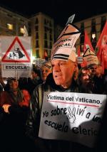 Przedstawiciele hiszpańskich związków zawodowych oraz zrzeszeń kobiet, gejów  i lesbijek protestowali przeciwko wizycie papieża  w Barcelonie już w czwartek (na zdjęciu)  i zapowiedzieli dalsze protesty
