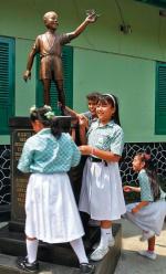 Pomnik Baracka Obamy jako chłopca postawiono w Dżakarcie przed szkołą, do której chodził w latach 1969 -1971