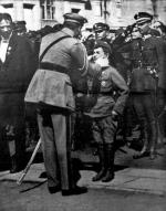 Marszałek  Józef Piłsudski odznacza Krzyżem  Walecznych Tadzia Jeziorowskiego, bohaterskiego obrońcę Płocka przed  bolszewikami. (rep. r. guz)