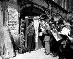 Kiosk z prasą żydowską we Wrocławiu przy ulicy Włodkowica obok synagogi Pod Białym Bocianem, 1947 r.