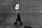 Zdjęciem przedstawiającym mężczyznę  z transparentem „Chwała KPZR” zainteresowała się cenzura...