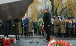 W takich chwilach wszyscy jesteśmy jedną osieroconą rodziną – mówił w środę prezydent Bronisław Komorowski  podczas uroczystości odsłonięcia pomnika ofiar katastrofy smoleńskiej na Powązkach Wojskowych w Warszawie