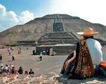 Piramida Słońca jest jedną z największych atrakcji turystycznych Teotihuacan
