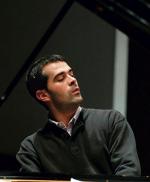 Alberto Nosé, laureat V nagrody na Konkursie  Chopinowskim w 2000 r., wykonał koncert e-moll