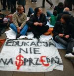 W proteście pod bramą Uniwersytetu Warszawskiego w Międzynarodowy Dzień Studenta wzięło udział kilkunastu żaków