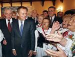 Donald Tusk wspierał wczoraj  na konwencji w Niepołomicach Stanisława Kracika  (z lewej), kandydata PO na prezydenta Krakowa