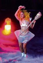 Lady Gaga każdej z piosenek zapewniła przejaskrawioną oprawę  