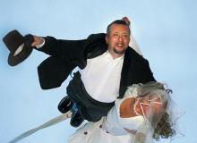 Paweł Thor starał się namówić do skoku na bungee także księdza. ten jednak zdecydowanie odmówił.Bigger