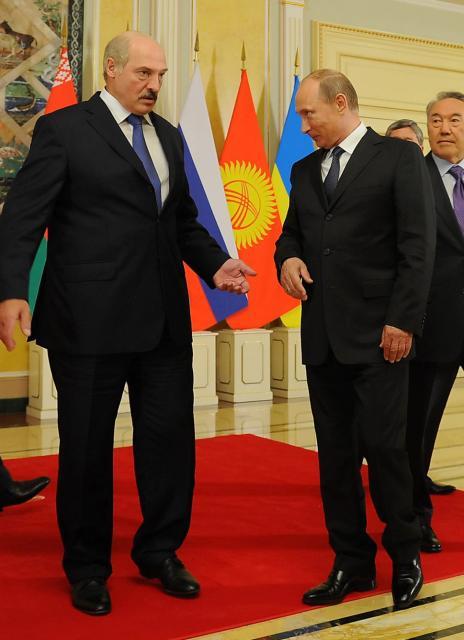 Białoruski prezydent Aleksander Łukaszenko i jego groźny sąsiad Władimir Putin