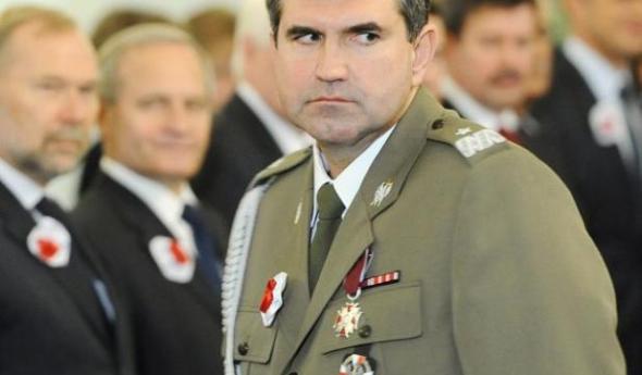 Do tej pory wojskowy wywiad podawał tylko nazwisko swego szefa gen. Radosława Kujawy (na zdjęciu w 2010 r., w dniu awansu generalskiego)