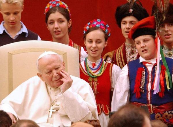 Jan Paweł II słucha polskiego chóru podczas audiencji w Castel Gandolfo w 2002 r.