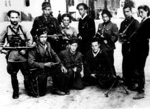 Aba Kowner z Wilna  pierwszy zaapelował o tworzenie zbrojnego oporu żydowskiego przeciw hitlerowcom. Oto jego oddział. Kowner stoi czwarty od prawejBigger