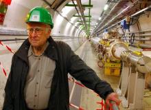 prof. Peter Higgs we wnętrzu LHCBigger
