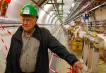 prof. Peter Higgs we wnętrzu LHC