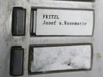 Tabliczka z nazwiskiem Fritzla na domu, w którym przetrzymywał córkę