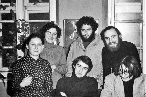 Członkowie SKS. Od lewej stoją Liliana Batko, Danuta Sotwin, Bronisław Wildstein, Bogusław Sonik, siedzą Józef Baran i Lesław Maleszka