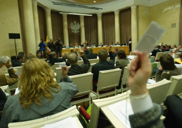 Głosowanie na posiedzeniu Rady Warszawy