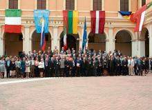 Wśród uczestników forum był m.in. prezydent Włoch Giorgio Napolitano, politycy, naukowcy, przedsiębiorcy i dziennikarze z UE, Rosji i USABigger