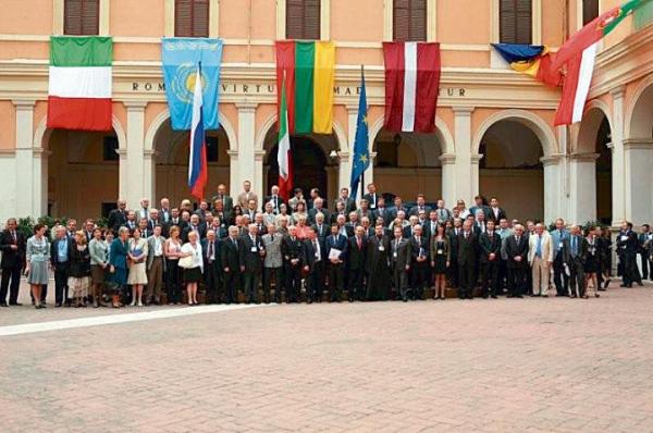 Wśród uczestników forum był m.in. prezydent Włoch Giorgio Napolitano, politycy, naukowcy, przedsiębiorcy i dziennikarze z UE, Rosji i USA