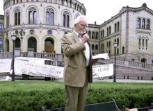 Były biskup i parlamentarzysta protestuje przed gmachem parlamentu w OsloBigger