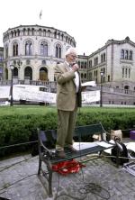 Były biskup i parlamentarzysta protestuje przed gmachem parlamentu w Oslo